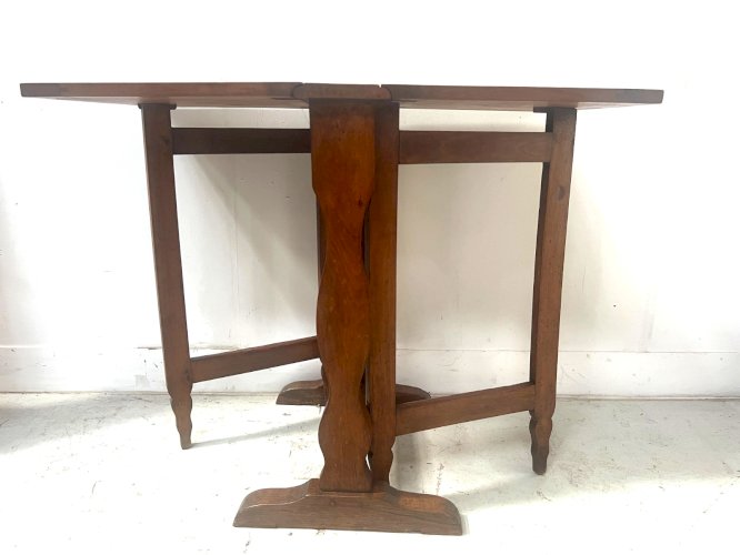 Table Gateleg en noyer massif XIX siècle