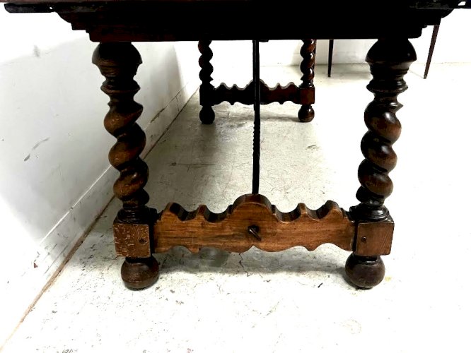 Table monastere a piétement torsadé en noyer massif XIX siècle