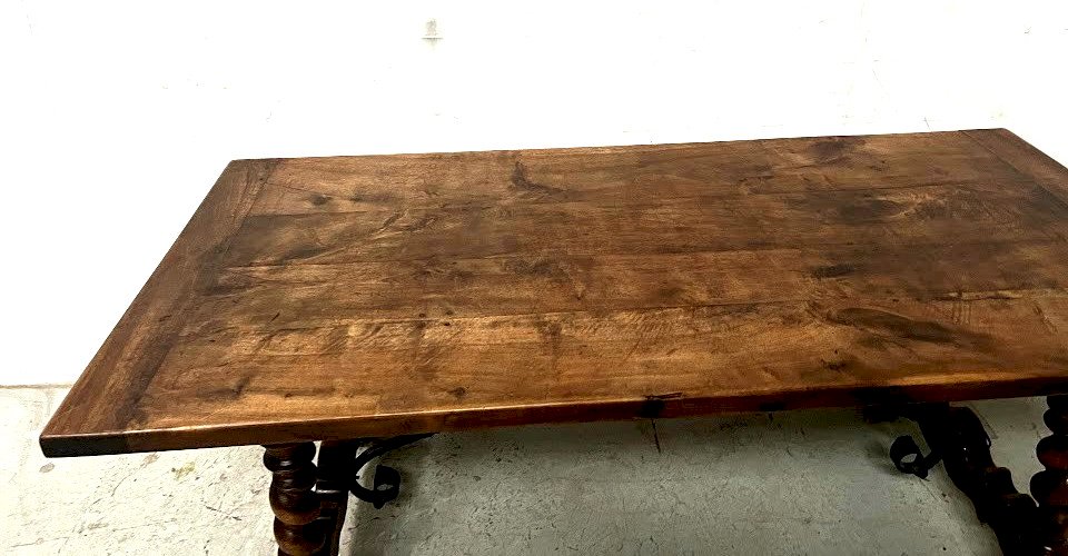 Table monastere a piétement torsadé en noyer massif XIX siècle