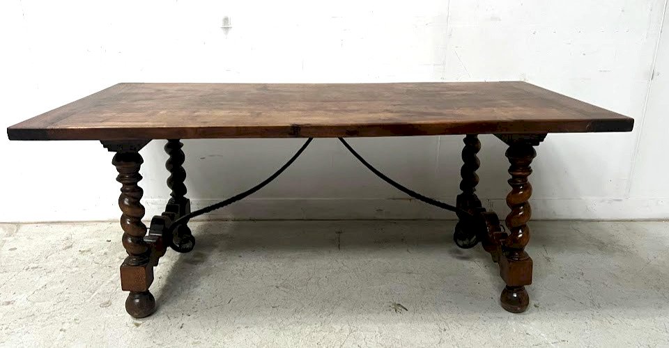 Table monastere a piétement torsadé en noyer massif XIX siècle