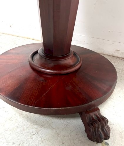 Table ronde de style Empire a pietement griffe XIX siècle