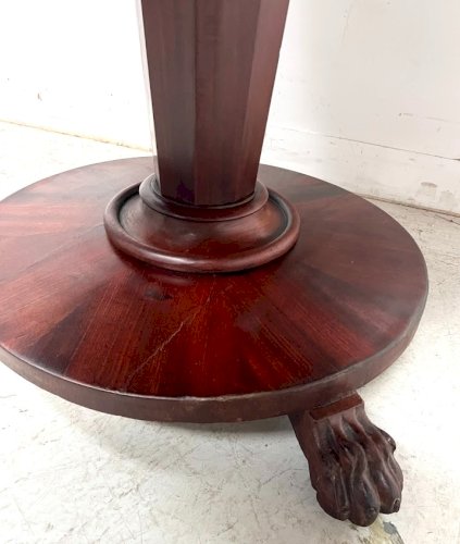 Table ronde de style Empire a pietement griffe XIX siècle