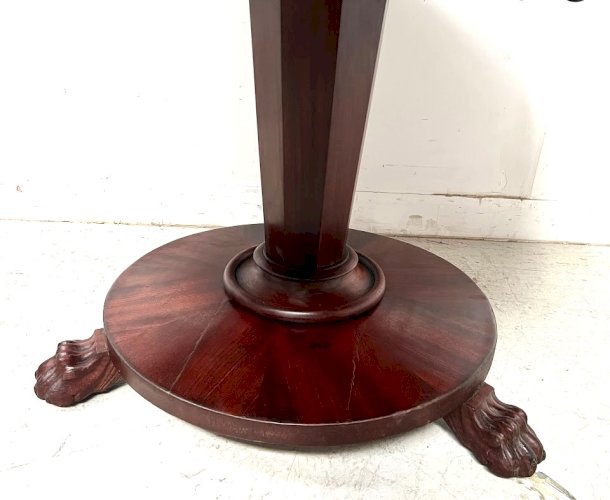 Table ronde de style Empire a pietement griffe XIX siècle