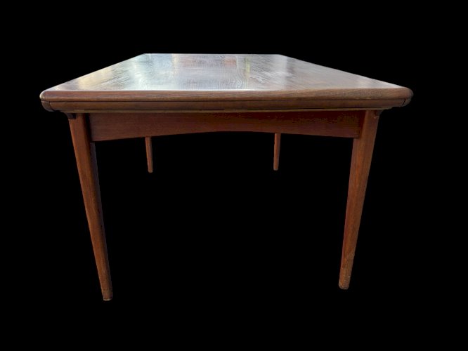 Table scandinave Tricoire et Vecchione