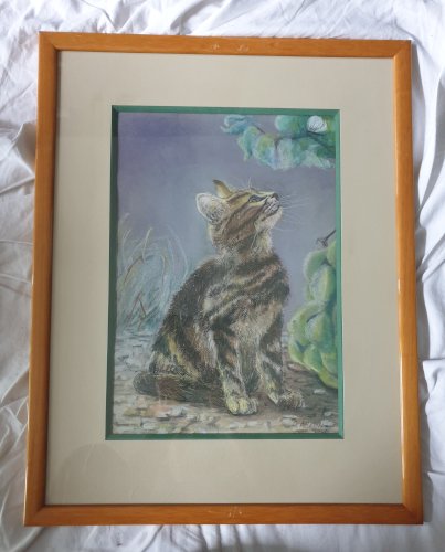 Tableau au pastel représentant un chaton tigré assis qui regarde un papillon, signé en bas à droite D. Breuil