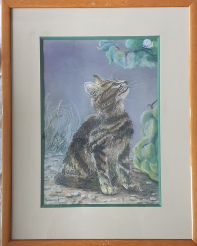 Tableau au pastel représentant un chaton tigré assis qui regarde un papillon, signé en bas à droite D. Breuil