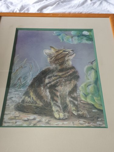 Tableau au pastel représentant un chaton tigré assis qui regarde un papillon, signé en bas à droite D. Breuil