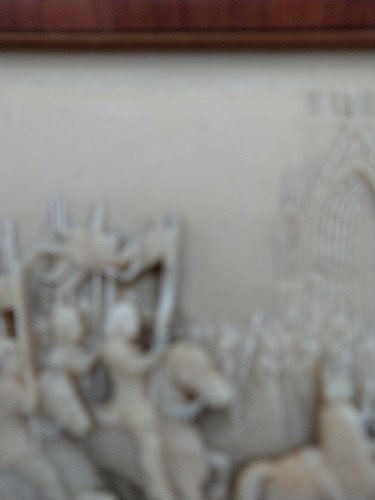 Tableau bas relief en calcaire pétrifié .Jeanne d ' Arc et Charles VII .Reims.