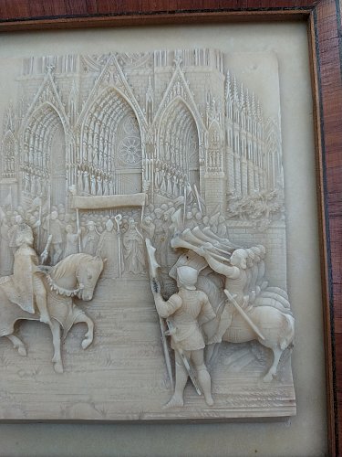 Tableau bas relief en calcaire pétrifié .Jeanne d ' Arc et Charles VII .Reims.