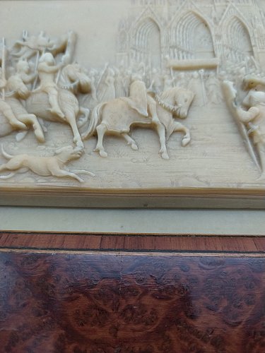 Tableau bas relief en calcaire pétrifié .Jeanne d ' Arc et Charles VII .Reims.