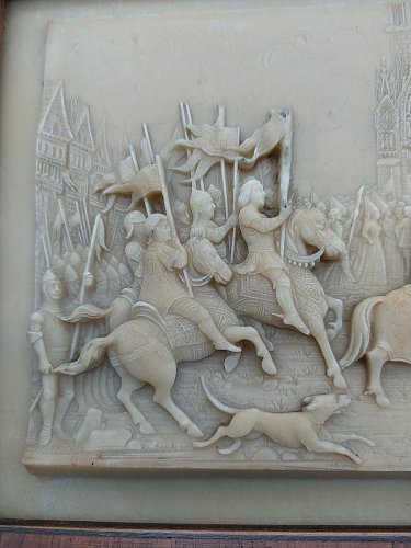 Tableau bas relief en calcaire pétrifié .Jeanne d ' Arc et Charles VII .Reims.