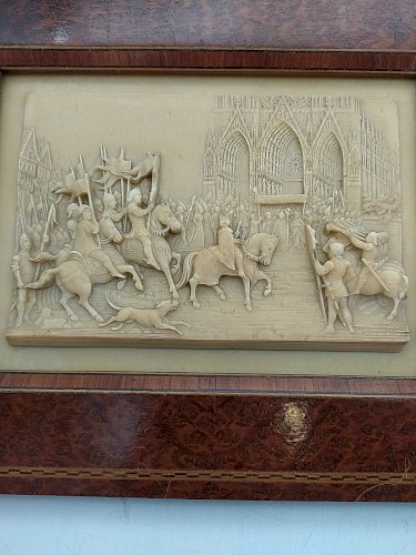Tableau bas relief en calcaire pétrifié .Jeanne d ' Arc et Charles VII .Reims.
