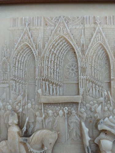 Tableau bas relief en calcaire pétrifié .Jeanne d ' Arc et Charles VII .Reims.