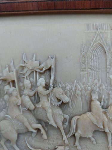 Tableau bas relief en calcaire pétrifié .Jeanne d ' Arc et Charles VII .Reims.