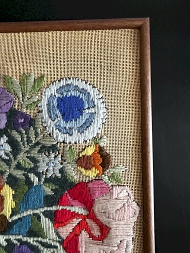tableau fleurs brodées 1970