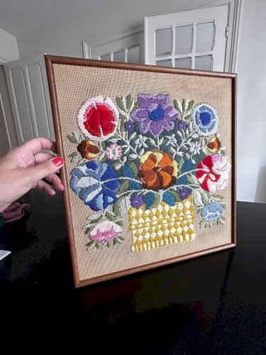 tableau fleurs brodées 1970