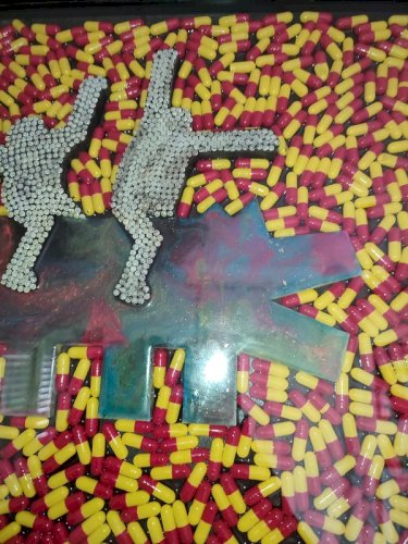 tableau original nommé folie sous controle signé par lartiste PBS en bon etat