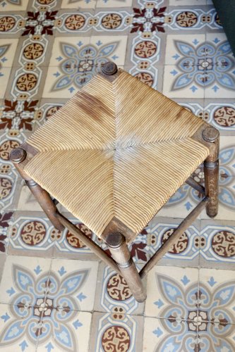 Tabouret ancien carré en bois avec assise en paille tressée