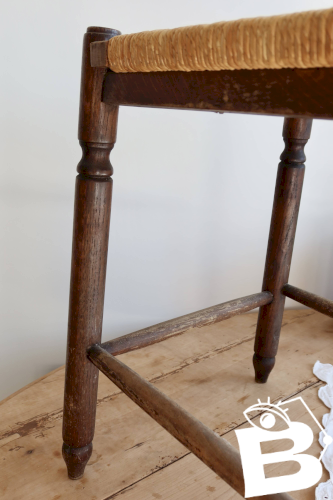 Tabouret ancien carré en bois avec assise en paille tressée