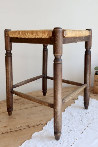 Tabouret ancien carré en bois avec assise en paille tressée