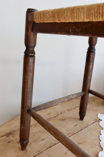 Tabouret ancien carré en bois avec assise en paille tressée