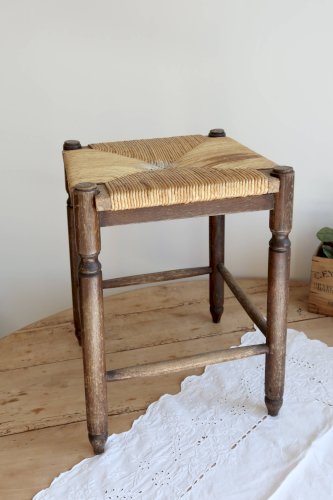 Tabouret ancien carré en bois avec assise en paille tressée