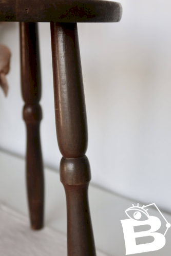 Tabouret ancien tripode en bois tourné