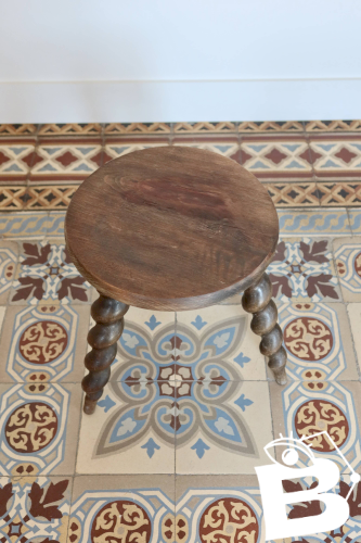 Tabouret ancien tripode en bois tourné