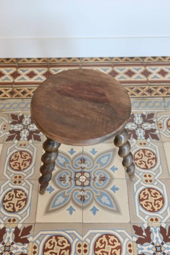 Tabouret ancien tripode en bois tourné