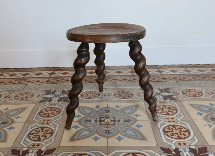 Tabouret ancien tripode en bois tourné