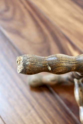 Tabouret ancien tripode en bois tourné