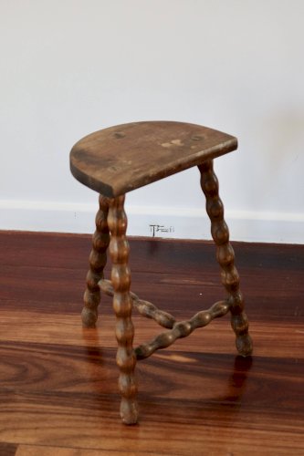 Tabouret ancien tripode en bois tourné