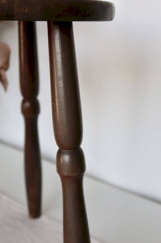 Tabouret ancien tripode en bois tourné