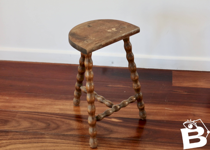 Tabouret ancien tripode en bois tourné