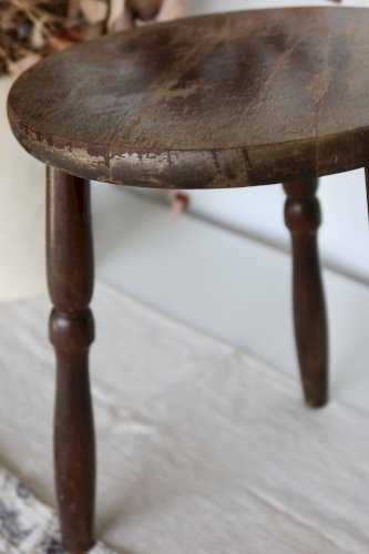 Tabouret ancien tripode en bois tourné