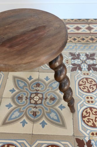 Tabouret ancien tripode en bois tourné