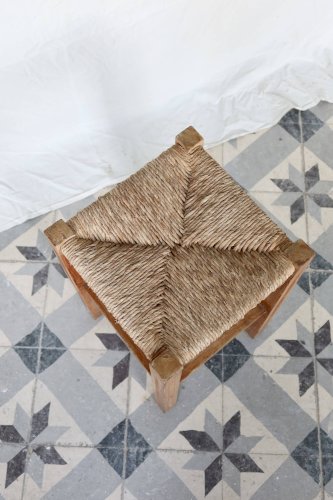 Tabouret bas vintage style rustique en bois et assise paillée