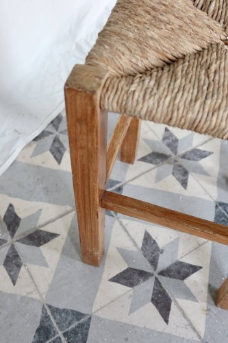 Tabouret bas vintage style rustique en bois et assise paillée