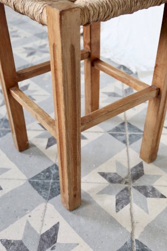 Tabouret bas vintage style rustique en bois et assise paillée