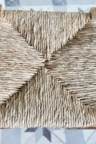 Tabouret bas vintage style rustique en bois et assise paillée