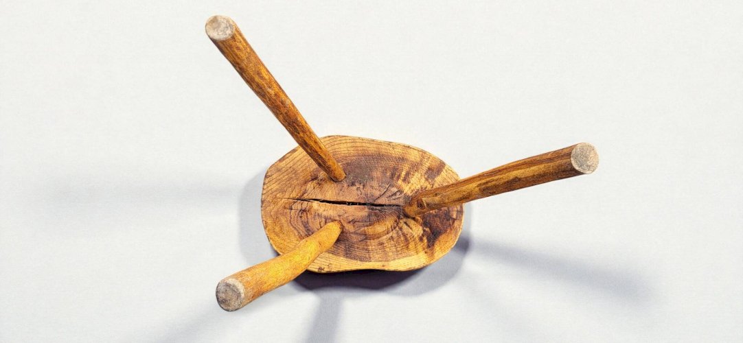 Tabouret brutaliste en bois