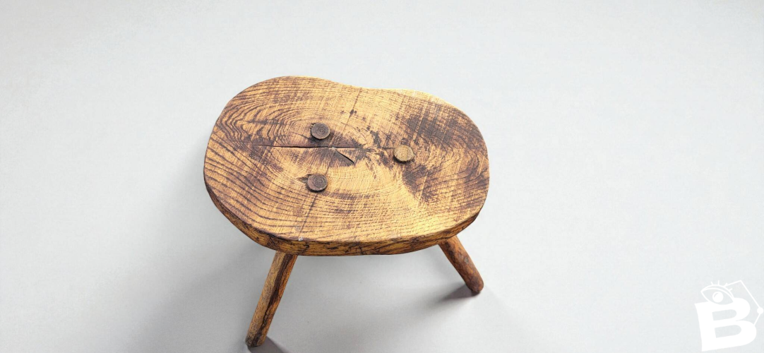 Tabouret brutaliste en bois