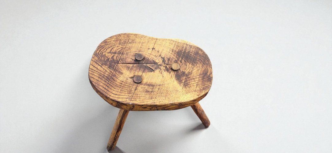Tabouret brutaliste en bois