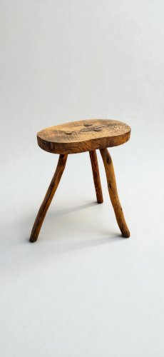 Tabouret brutaliste en bois