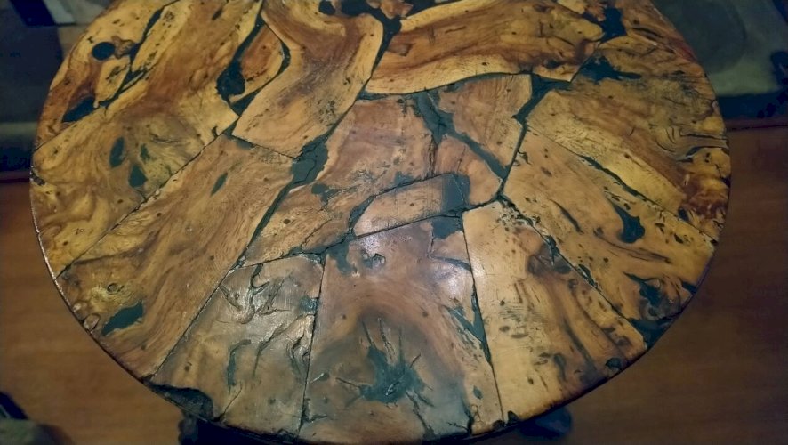 Tabouret brutaliste tripode en cep de vignes