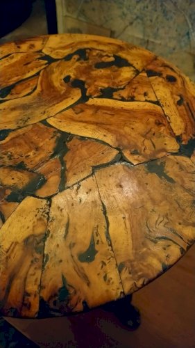 Tabouret brutaliste tripode en cep de vignes