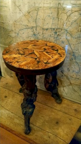 Tabouret brutaliste tripode en cep de vignes