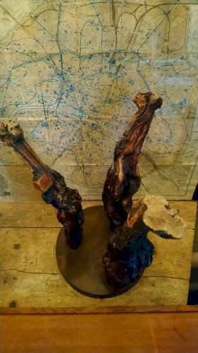 Tabouret brutaliste tripode en cep de vignes