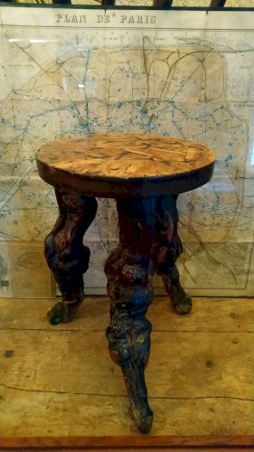Tabouret brutaliste tripode en cep de vignes