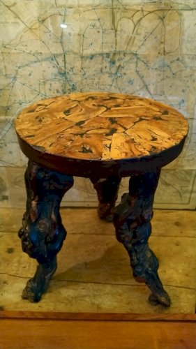 Tabouret brutaliste tripode en cep de vignes